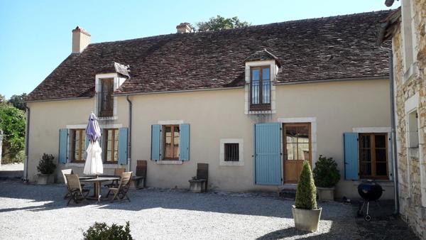 Ferme classique, grandes granges, piscine et 4 hectares!