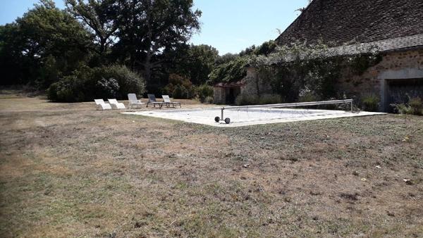 Ferme classique, grandes granges, piscine et 4 hectares!