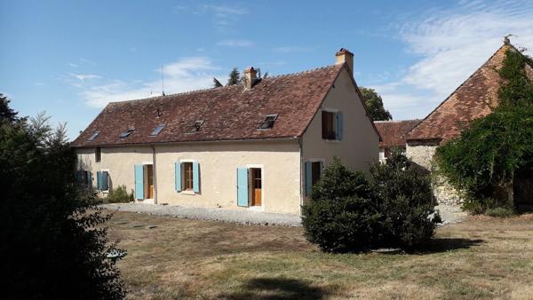 Ferme classique, grandes granges, piscine et 4 hectares!