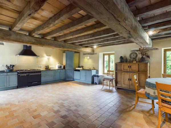 Ferme classique, grandes granges, piscine et 4 hectares!