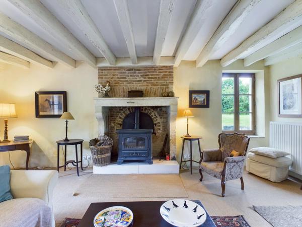 Ferme classique, grandes granges, piscine et 4 hectares!