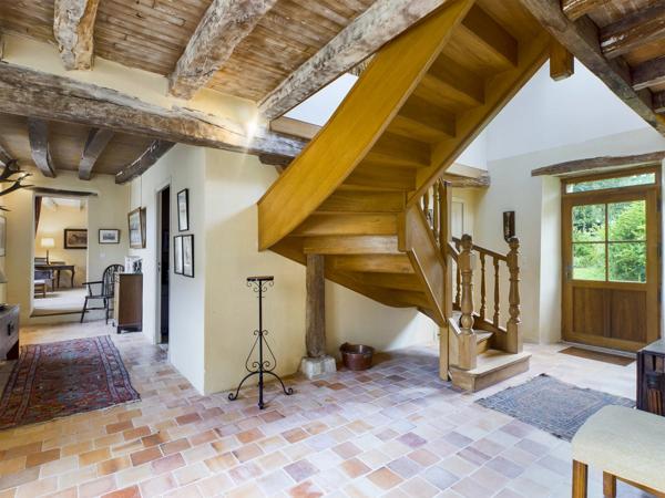 Ferme classique, grandes granges, piscine et 4 hectares!