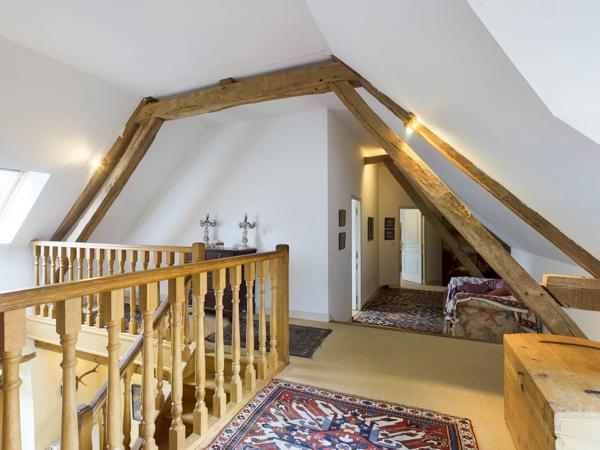Ferme classique, grandes granges, piscine et 4 hectares!