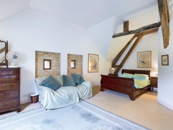 Ferme classique, grandes granges, piscine et 4 hectares!