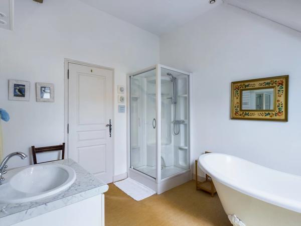 Ferme classique, grandes granges, piscine et 4 hectares!