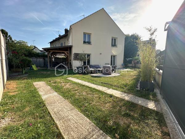À Beaumont-sur-Oise, à seulement 600 mètres de la gare et à proximité du centre-ville, découvrez cette maison individuelle construite en 2019 de 94 m². Édifiée sur un terrain de 300 m², elle offre un cadre de vie confortable, fonctionnel et économe en énergie, idéal pour une famille à la recherche d'un bien récent.
Dès l'arrivée, le jardin qui entoure la maison offre un cadre agréable pour profiter des beaux jours. Un espace couvert complète les extérieurs et pourra être aménagé en cuisine d'été, espace repas ou coin détente. Possibilité de stationner deux véhicules dans l'allée du jardin.
Au RDC vous trouverez une belle pièce de vie de plus de 31 m², une cuisine, un cellier/buanderie ainsi qu'un WC . L'étage s'ouvre sur un palier desservant trois chambres, dont une de près de 15 m², ainsi qu'une salle de bains.
La maison bénéficie de prestations récentes, parmi lesquelles une excellente performance énergétique (DPE B) qui en fait un bien particulièrement économe au quotidien. Elle dispose d'une pompe à chaleur, d'un ballon thermodynamique et de panneaux photovoltaïques, offrant un excellent confort thermique tout en limitant les consommations énergétiques.
Aucun travaux n'est à prévoir : il s'agit d'un bien clé en main, prêt à accueillir ses futurs occupants.
Gare  à 600 m (environ 8 minutes à pied) permettant de rejoindre Paris Gare du Nord en 36 à 40 minutes par la ligne H du Transilien.
Les familles apprécieront également la proximité des établissements scolaires, de la maternelle au lycée (groupe scolaire Jean-Zay, collège Jacques Monod et lycée Évariste Galois), ainsi que des commerces et de l'hôpital NOVO.