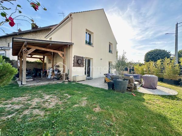 À Beaumont-sur-Oise, à seulement 600 mètres de la gare et à proximité du centre-ville, découvrez cette maison individuelle construite en 2019 de 94 m². Édifiée sur un terrain de 300 m², elle offre un cadre de vie confortable, fonctionnel et économe en énergie, idéal pour une famille à la recherche d'un bien récent.
Dès l'arrivée, le jardin qui entoure la maison offre un cadre agréable pour profiter des beaux jours. Un espace couvert complète les extérieurs et pourra être aménagé en cuisine d'été, espace repas ou coin détente. Possibilité de stationner deux véhicules dans l'allée du jardin.
Au RDC vous trouverez une belle pièce de vie de plus de 31 m², une cuisine, un cellier/buanderie ainsi qu'un WC . L'étage s'ouvre sur un palier desservant trois chambres, dont une de près de 15 m², ainsi qu'une salle de bains.
La maison bénéficie de prestations récentes, parmi lesquelles une excellente performance énergétique (DPE B) qui en fait un bien particulièrement économe au quotidien. Elle dispose d'une pompe à chaleur, d'un ballon thermodynamique et de panneaux photovoltaïques, offrant un excellent confort thermique tout en limitant les consommations énergétiques.
Aucun travaux n'est à prévoir : il s'agit d'un bien clé en main, prêt à accueillir ses futurs occupants.
Gare  à 600 m (environ 8 minutes à pied) permettant de rejoindre Paris Gare du Nord en 36 à 40 minutes par la ligne H du Transilien.
Les familles apprécieront également la proximité des établissements scolaires, de la maternelle au lycée (groupe scolaire Jean-Zay, collège Jacques Monod et lycée Évariste Galois), ainsi que des commerces et de l'hôpital NOVO.