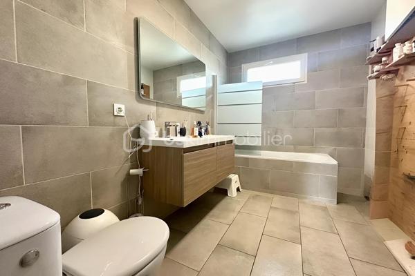 À Beaumont-sur-Oise, à seulement 600 mètres de la gare et à proximité du centre-ville, découvrez cette maison individuelle construite en 2019 de 94 m². Édifiée sur un terrain de 300 m², elle offre un cadre de vie confortable, fonctionnel et économe en énergie, idéal pour une famille à la recherche d'un bien récent.
Dès l'arrivée, le jardin qui entoure la maison offre un cadre agréable pour profiter des beaux jours. Un espace couvert complète les extérieurs et pourra être aménagé en cuisine d'été, espace repas ou coin détente. Possibilité de stationner deux véhicules dans l'allée du jardin.
Au RDC vous trouverez une belle pièce de vie de plus de 31 m², une cuisine, un cellier/buanderie ainsi qu'un WC . L'étage s'ouvre sur un palier desservant trois chambres, dont une de près de 15 m², ainsi qu'une salle de bains.
La maison bénéficie de prestations récentes, parmi lesquelles une excellente performance énergétique (DPE B) qui en fait un bien particulièrement économe au quotidien. Elle dispose d'une pompe à chaleur, d'un ballon thermodynamique et de panneaux photovoltaïques, offrant un excellent confort thermique tout en limitant les consommations énergétiques.
Aucun travaux n'est à prévoir : il s'agit d'un bien clé en main, prêt à accueillir ses futurs occupants.
Gare  à 600 m (environ 8 minutes à pied) permettant de rejoindre Paris Gare du Nord en 36 à 40 minutes par la ligne H du Transilien.
Les familles apprécieront également la proximité des établissements scolaires, de la maternelle au lycée (groupe scolaire Jean-Zay, collège Jacques Monod et lycée Évariste Galois), ainsi que des commerces et de l'hôpital NOVO.