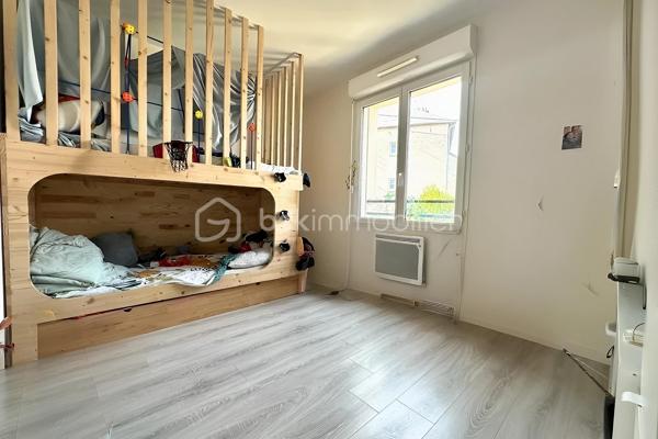À Beaumont-sur-Oise, à seulement 600 mètres de la gare et à proximité du centre-ville, découvrez cette maison individuelle construite en 2019 de 94 m². Édifiée sur un terrain de 300 m², elle offre un cadre de vie confortable, fonctionnel et économe en énergie, idéal pour une famille à la recherche d'un bien récent.
Dès l'arrivée, le jardin qui entoure la maison offre un cadre agréable pour profiter des beaux jours. Un espace couvert complète les extérieurs et pourra être aménagé en cuisine d'été, espace repas ou coin détente. Possibilité de stationner deux véhicules dans l'allée du jardin.
Au RDC vous trouverez une belle pièce de vie de plus de 31 m², une cuisine, un cellier/buanderie ainsi qu'un WC . L'étage s'ouvre sur un palier desservant trois chambres, dont une de près de 15 m², ainsi qu'une salle de bains.
La maison bénéficie de prestations récentes, parmi lesquelles une excellente performance énergétique (DPE B) qui en fait un bien particulièrement économe au quotidien. Elle dispose d'une pompe à chaleur, d'un ballon thermodynamique et de panneaux photovoltaïques, offrant un excellent confort thermique tout en limitant les consommations énergétiques.
Aucun travaux n'est à prévoir : il s'agit d'un bien clé en main, prêt à accueillir ses futurs occupants.
Gare  à 600 m (environ 8 minutes à pied) permettant de rejoindre Paris Gare du Nord en 36 à 40 minutes par la ligne H du Transilien.
Les familles apprécieront également la proximité des établissements scolaires, de la maternelle au lycée (groupe scolaire Jean-Zay, collège Jacques Monod et lycée Évariste Galois), ainsi que des commerces et de l'hôpital NOVO.
