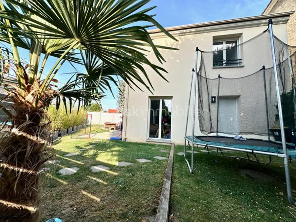 À Beaumont-sur-Oise, à seulement 600 mètres de la gare et à proximité du centre-ville, découvrez cette maison individuelle construite en 2019 de 94 m². Édifiée sur un terrain de 300 m², elle offre un cadre de vie confortable, fonctionnel et économe en énergie, idéal pour une famille à la recherche d'un bien récent.
Dès l'arrivée, le jardin qui entoure la maison offre un cadre agréable pour profiter des beaux jours. Un espace couvert complète les extérieurs et pourra être aménagé en cuisine d'été, espace repas ou coin détente. Possibilité de stationner deux véhicules dans l'allée du jardin.
Au RDC vous trouverez une belle pièce de vie de plus de 31 m², une cuisine, un cellier/buanderie ainsi qu'un WC . L'étage s'ouvre sur un palier desservant trois chambres, dont une de près de 15 m², ainsi qu'une salle de bains.
La maison bénéficie de prestations récentes, parmi lesquelles une excellente performance énergétique (DPE B) qui en fait un bien particulièrement économe au quotidien. Elle dispose d'une pompe à chaleur, d'un ballon thermodynamique et de panneaux photovoltaïques, offrant un excellent confort thermique tout en limitant les consommations énergétiques.
Aucun travaux n'est à prévoir : il s'agit d'un bien clé en main, prêt à accueillir ses futurs occupants.
Gare  à 600 m (environ 8 minutes à pied) permettant de rejoindre Paris Gare du Nord en 36 à 40 minutes par la ligne H du Transilien.
Les familles apprécieront également la proximité des établissements scolaires, de la maternelle au lycée (groupe scolaire Jean-Zay, collège Jacques Monod et lycée Évariste Galois), ainsi que des commerces et de l'hôpital NOVO.