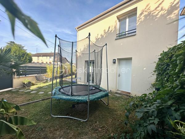À Beaumont-sur-Oise, à seulement 600 mètres de la gare et à proximité du centre-ville, découvrez cette maison individuelle construite en 2019 de 94 m². Édifiée sur un terrain de 300 m², elle offre un cadre de vie confortable, fonctionnel et économe en énergie, idéal pour une famille à la recherche d'un bien récent.
Dès l'arrivée, le jardin qui entoure la maison offre un cadre agréable pour profiter des beaux jours. Un espace couvert complète les extérieurs et pourra être aménagé en cuisine d'été, espace repas ou coin détente. Possibilité de stationner deux véhicules dans l'allée du jardin.
Au RDC vous trouverez une belle pièce de vie de plus de 31 m², une cuisine, un cellier/buanderie ainsi qu'un WC . L'étage s'ouvre sur un palier desservant trois chambres, dont une de près de 15 m², ainsi qu'une salle de bains.
La maison bénéficie de prestations récentes, parmi lesquelles une excellente performance énergétique (DPE B) qui en fait un bien particulièrement économe au quotidien. Elle dispose d'une pompe à chaleur, d'un ballon thermodynamique et de panneaux photovoltaïques, offrant un excellent confort thermique tout en limitant les consommations énergétiques.
Aucun travaux n'est à prévoir : il s'agit d'un bien clé en main, prêt à accueillir ses futurs occupants.
Gare  à 600 m (environ 8 minutes à pied) permettant de rejoindre Paris Gare du Nord en 36 à 40 minutes par la ligne H du Transilien.
Les familles apprécieront également la proximité des établissements scolaires, de la maternelle au lycée (groupe scolaire Jean-Zay, collège Jacques Monod et lycée Évariste Galois), ainsi que des commerces et de l'hôpital NOVO.