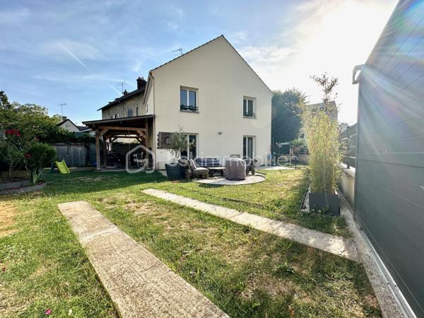 À Beaumont-sur-Oise, à seulement 600 mètres de la gare et à proximité du centre-ville, découvrez cette maison individuelle construite en 2019 de 94 m². Édifiée sur un terrain de 300 m², elle offre un cadre de vie confortable, fonctionnel et économe en énergie, idéal pour une famille à la recherche d'un bien récent.
Dès l'arrivée, le jardin qui entoure la maison offre un cadre agréable pour profiter des beaux jours. Un espace couvert complète les extérieurs et pourra être aménagé en cuisine d'été, espace repas ou coin détente. Possibilité de stationner deux véhicules dans l'allée du jardin.
Au RDC vous trouverez une belle pièce de vie de plus de 31 m², une cuisine, un cellier/buanderie ainsi qu'un WC . L'étage s'ouvre sur un palier desservant trois chambres, dont une de près de 15 m², ainsi qu'une salle de bains.
La maison bénéficie de prestations récentes, parmi lesquelles une excellente performance énergétique (DPE B) qui en fait un bien particulièrement économe au quotidien. Elle dispose d'une pompe à chaleur, d'un ballon thermodynamique et de panneaux photovoltaïques, offrant un excellent confort thermique tout en limitant les consommations énergétiques.
Aucun travaux n'est à prévoir : il s'agit d'un bien clé en main, prêt à accueillir ses futurs occupants.
Gare  à 600 m (environ 8 minutes à pied) permettant de rejoindre Paris Gare du Nord en 36 à 40 minutes par la ligne H du Transilien.
Les familles apprécieront également la proximité des établissements scolaires, de la maternelle au lycée (groupe scolaire Jean-Zay, collège Jacques Monod et lycée Évariste Galois), ainsi que des commerces et de l'hôpital NOVO.