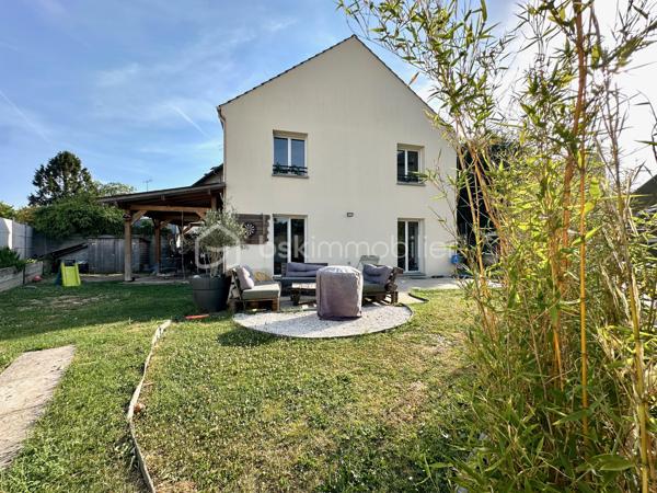 À Beaumont-sur-Oise, à seulement 600 mètres de la gare et à proximité du centre-ville, découvrez cette maison individuelle construite en 2019 de 94 m². Édifiée sur un terrain de 300 m², elle offre un cadre de vie confortable, fonctionnel et économe en énergie, idéal pour une famille à la recherche d'un bien récent.
Dès l'arrivée, le jardin qui entoure la maison offre un cadre agréable pour profiter des beaux jours. Un espace couvert complète les extérieurs et pourra être aménagé en cuisine d'été, espace repas ou coin détente. Possibilité de stationner deux véhicules dans l'allée du jardin.
Au RDC vous trouverez une belle pièce de vie de plus de 31 m², une cuisine, un cellier/buanderie ainsi qu'un WC . L'étage s'ouvre sur un palier desservant trois chambres, dont une de près de 15 m², ainsi qu'une salle de bains.
La maison bénéficie de prestations récentes, parmi lesquelles une excellente performance énergétique (DPE B) qui en fait un bien particulièrement économe au quotidien. Elle dispose d'une pompe à chaleur, d'un ballon thermodynamique et de panneaux photovoltaïques, offrant un excellent confort thermique tout en limitant les consommations énergétiques.
Aucun travaux n'est à prévoir : il s'agit d'un bien clé en main, prêt à accueillir ses futurs occupants.
Gare  à 600 m (environ 8 minutes à pied) permettant de rejoindre Paris Gare du Nord en 36 à 40 minutes par la ligne H du Transilien.
Les familles apprécieront également la proximité des établissements scolaires, de la maternelle au lycée (groupe scolaire Jean-Zay, collège Jacques Monod et lycée Évariste Galois), ainsi que des commerces et de l'hôpital NOVO.