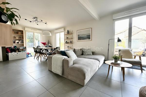 À Beaumont-sur-Oise, à seulement 600 mètres de la gare et à proximité du centre-ville, découvrez cette maison individuelle construite en 2019 de 94 m². Édifiée sur un terrain de 300 m², elle offre un cadre de vie confortable, fonctionnel et économe en énergie, idéal pour une famille à la recherche d'un bien récent.
Dès l'arrivée, le jardin qui entoure la maison offre un cadre agréable pour profiter des beaux jours. Un espace couvert complète les extérieurs et pourra être aménagé en cuisine d'été, espace repas ou coin détente. Possibilité de stationner deux véhicules dans l'allée du jardin.
Au RDC vous trouverez une belle pièce de vie de plus de 31 m², une cuisine, un cellier/buanderie ainsi qu'un WC . L'étage s'ouvre sur un palier desservant trois chambres, dont une de près de 15 m², ainsi qu'une salle de bains.
La maison bénéficie de prestations récentes, parmi lesquelles une excellente performance énergétique (DPE B) qui en fait un bien particulièrement économe au quotidien. Elle dispose d'une pompe à chaleur, d'un ballon thermodynamique et de panneaux photovoltaïques, offrant un excellent confort thermique tout en limitant les consommations énergétiques.
Aucun travaux n'est à prévoir : il s'agit d'un bien clé en main, prêt à accueillir ses futurs occupants.
Gare  à 600 m (environ 8 minutes à pied) permettant de rejoindre Paris Gare du Nord en 36 à 40 minutes par la ligne H du Transilien.
Les familles apprécieront également la proximité des établissements scolaires, de la maternelle au lycée (groupe scolaire Jean-Zay, collège Jacques Monod et lycée Évariste Galois), ainsi que des commerces et de l'hôpital NOVO.