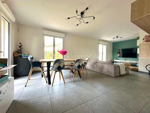 À Beaumont-sur-Oise, à seulement 600 mètres de la gare et à proximité du centre-ville, découvrez cette maison individuelle construite en 2019 de 94 m². Édifiée sur un terrain de 300 m², elle offre un cadre de vie confortable, fonctionnel et économe en énergie, idéal pour une famille à la recherche d'un bien récent.
Dès l'arrivée, le jardin qui entoure la maison offre un cadre agréable pour profiter des beaux jours. Un espace couvert complète les extérieurs et pourra être aménagé en cuisine d'été, espace repas ou coin détente. Possibilité de stationner deux véhicules dans l'allée du jardin.
Au RDC vous trouverez une belle pièce de vie de plus de 31 m², une cuisine, un cellier/buanderie ainsi qu'un WC . L'étage s'ouvre sur un palier desservant trois chambres, dont une de près de 15 m², ainsi qu'une salle de bains.
La maison bénéficie de prestations récentes, parmi lesquelles une excellente performance énergétique (DPE B) qui en fait un bien particulièrement économe au quotidien. Elle dispose d'une pompe à chaleur, d'un ballon thermodynamique et de panneaux photovoltaïques, offrant un excellent confort thermique tout en limitant les consommations énergétiques.
Aucun travaux n'est à prévoir : il s'agit d'un bien clé en main, prêt à accueillir ses futurs occupants.
Gare  à 600 m (environ 8 minutes à pied) permettant de rejoindre Paris Gare du Nord en 36 à 40 minutes par la ligne H du Transilien.
Les familles apprécieront également la proximité des établissements scolaires, de la maternelle au lycée (groupe scolaire Jean-Zay, collège Jacques Monod et lycée Évariste Galois), ainsi que des commerces et de l'hôpital NOVO.