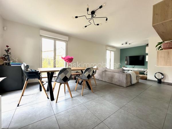 À Beaumont-sur-Oise, à seulement 600 mètres de la gare et à proximité du centre-ville, découvrez cette maison individuelle construite en 2019 de 94 m². Édifiée sur un terrain de 300 m², elle offre un cadre de vie confortable, fonctionnel et économe en énergie, idéal pour une famille à la recherche d'un bien récent.
Dès l'arrivée, le jardin qui entoure la maison offre un cadre agréable pour profiter des beaux jours. Un espace couvert complète les extérieurs et pourra être aménagé en cuisine d'été, espace repas ou coin détente. Possibilité de stationner deux véhicules dans l'allée du jardin.
Au RDC vous trouverez une belle pièce de vie de plus de 31 m², une cuisine, un cellier/buanderie ainsi qu'un WC . L'étage s'ouvre sur un palier desservant trois chambres, dont une de près de 15 m², ainsi qu'une salle de bains.
La maison bénéficie de prestations récentes, parmi lesquelles une excellente performance énergétique (DPE B) qui en fait un bien particulièrement économe au quotidien. Elle dispose d'une pompe à chaleur, d'un ballon thermodynamique et de panneaux photovoltaïques, offrant un excellent confort thermique tout en limitant les consommations énergétiques.
Aucun travaux n'est à prévoir : il s'agit d'un bien clé en main, prêt à accueillir ses futurs occupants.
Gare  à 600 m (environ 8 minutes à pied) permettant de rejoindre Paris Gare du Nord en 36 à 40 minutes par la ligne H du Transilien.
Les familles apprécieront également la proximité des établissements scolaires, de la maternelle au lycée (groupe scolaire Jean-Zay, collège Jacques Monod et lycée Évariste Galois), ainsi que des commerces et de l'hôpital NOVO.