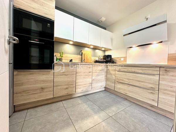 À Beaumont-sur-Oise, à seulement 600 mètres de la gare et à proximité du centre-ville, découvrez cette maison individuelle construite en 2019 de 94 m². Édifiée sur un terrain de 300 m², elle offre un cadre de vie confortable, fonctionnel et économe en énergie, idéal pour une famille à la recherche d'un bien récent.
Dès l'arrivée, le jardin qui entoure la maison offre un cadre agréable pour profiter des beaux jours. Un espace couvert complète les extérieurs et pourra être aménagé en cuisine d'été, espace repas ou coin détente. Possibilité de stationner deux véhicules dans l'allée du jardin.
Au RDC vous trouverez une belle pièce de vie de plus de 31 m², une cuisine, un cellier/buanderie ainsi qu'un WC . L'étage s'ouvre sur un palier desservant trois chambres, dont une de près de 15 m², ainsi qu'une salle de bains.
La maison bénéficie de prestations récentes, parmi lesquelles une excellente performance énergétique (DPE B) qui en fait un bien particulièrement économe au quotidien. Elle dispose d'une pompe à chaleur, d'un ballon thermodynamique et de panneaux photovoltaïques, offrant un excellent confort thermique tout en limitant les consommations énergétiques.
Aucun travaux n'est à prévoir : il s'agit d'un bien clé en main, prêt à accueillir ses futurs occupants.
Gare  à 600 m (environ 8 minutes à pied) permettant de rejoindre Paris Gare du Nord en 36 à 40 minutes par la ligne H du Transilien.
Les familles apprécieront également la proximité des établissements scolaires, de la maternelle au lycée (groupe scolaire Jean-Zay, collège Jacques Monod et lycée Évariste Galois), ainsi que des commerces et de l'hôpital NOVO.