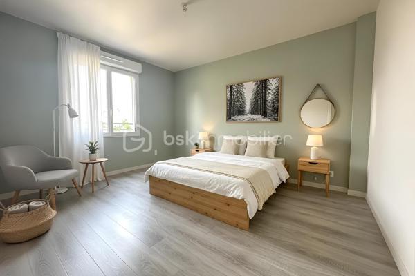 À Beaumont-sur-Oise, à seulement 600 mètres de la gare et à proximité du centre-ville, découvrez cette maison individuelle construite en 2019 de 94 m². Édifiée sur un terrain de 300 m², elle offre un cadre de vie confortable, fonctionnel et économe en énergie, idéal pour une famille à la recherche d'un bien récent.
Dès l'arrivée, le jardin qui entoure la maison offre un cadre agréable pour profiter des beaux jours. Un espace couvert complète les extérieurs et pourra être aménagé en cuisine d'été, espace repas ou coin détente. Possibilité de stationner deux véhicules dans l'allée du jardin.
Au RDC vous trouverez une belle pièce de vie de plus de 31 m², une cuisine, un cellier/buanderie ainsi qu'un WC . L'étage s'ouvre sur un palier desservant trois chambres, dont une de près de 15 m², ainsi qu'une salle de bains.
La maison bénéficie de prestations récentes, parmi lesquelles une excellente performance énergétique (DPE B) qui en fait un bien particulièrement économe au quotidien. Elle dispose d'une pompe à chaleur, d'un ballon thermodynamique et de panneaux photovoltaïques, offrant un excellent confort thermique tout en limitant les consommations énergétiques.
Aucun travaux n'est à prévoir : il s'agit d'un bien clé en main, prêt à accueillir ses futurs occupants.
Gare  à 600 m (environ 8 minutes à pied) permettant de rejoindre Paris Gare du Nord en 36 à 40 minutes par la ligne H du Transilien.
Les familles apprécieront également la proximité des établissements scolaires, de la maternelle au lycée (groupe scolaire Jean-Zay, collège Jacques Monod et lycée Évariste Galois), ainsi que des commerces et de l'hôpital NOVO.