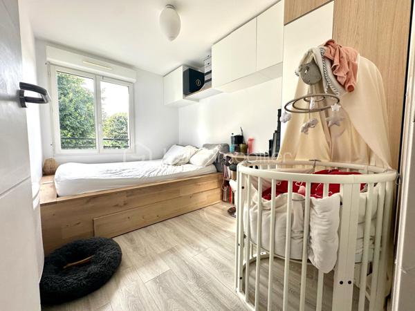 À Beaumont-sur-Oise, à seulement 600 mètres de la gare et à proximité du centre-ville, découvrez cette maison individuelle construite en 2019 de 94 m². Édifiée sur un terrain de 300 m², elle offre un cadre de vie confortable, fonctionnel et économe en énergie, idéal pour une famille à la recherche d'un bien récent.
Dès l'arrivée, le jardin qui entoure la maison offre un cadre agréable pour profiter des beaux jours. Un espace couvert complète les extérieurs et pourra être aménagé en cuisine d'été, espace repas ou coin détente. Possibilité de stationner deux véhicules dans l'allée du jardin.
Au RDC vous trouverez une belle pièce de vie de plus de 31 m², une cuisine, un cellier/buanderie ainsi qu'un WC . L'étage s'ouvre sur un palier desservant trois chambres, dont une de près de 15 m², ainsi qu'une salle de bains.
La maison bénéficie de prestations récentes, parmi lesquelles une excellente performance énergétique (DPE B) qui en fait un bien particulièrement économe au quotidien. Elle dispose d'une pompe à chaleur, d'un ballon thermodynamique et de panneaux photovoltaïques, offrant un excellent confort thermique tout en limitant les consommations énergétiques.
Aucun travaux n'est à prévoir : il s'agit d'un bien clé en main, prêt à accueillir ses futurs occupants.
Gare  à 600 m (environ 8 minutes à pied) permettant de rejoindre Paris Gare du Nord en 36 à 40 minutes par la ligne H du Transilien.
Les familles apprécieront également la proximité des établissements scolaires, de la maternelle au lycée (groupe scolaire Jean-Zay, collège Jacques Monod et lycée Évariste Galois), ainsi que des commerces et de l'hôpital NOVO.