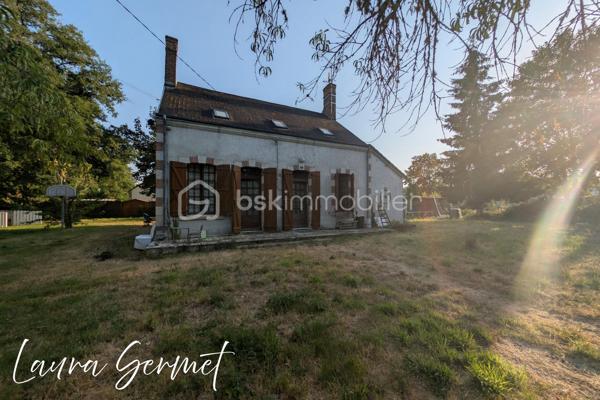 À la recherche d'une maison familiale à la campagne ou d'un projet de rénovation avec un beau potentiel ? Venez découvrir cette maison située sur la commune de Theillay, offrant un cadre paisible et un terrain entièrement clos de 1 150 m².

D'une superficie d'environ 115 m², cette maison se compose au rez-de-chaussée d'une entrée, d'une cuisine aménagée et équipée, d'un vaste salon-séjour, d'une salle d'eau, d'un WC indépendant, une buanderie, ainsi que de deux chambres en enfilade.

À l'étage, un palier dessert quatre chambres, une salle de bains avec WC,  offrant de beaux volumes pour accueillir une grande famille ou recevoir.

À l'extérieur, vous profiterez de nombreuses dépendances : garage, arrière-cuisine, débarras, appentis, chenil, ainsi que de deux terrasses. Les dépendances disposent de l'électricité, offrant de nombreuses possibilités d'aménagement ou de stockage.

Les + :
✅ 6 chambres
✅ Terrain clos de 1 150 m² avec portail manuel
✅ Cuisine aménagée et équipée
✅ Nombreuses dépendances
✅ Deux terrasses
✅ Électricité dans les dépendances
✅ Fort potentiel d'aménagement

Informations complémentaires :
Chauffage par chaudière gaz et cheminée ouverte (non tubée).
Huisseries en bois avec survitrage.

Des travaux de rénovation sont à prévoir, notamment la toiture, et à l'intérieur, permettant de repenser cette maison selon vos envies.
Une maison offrant de beaux volumes et un fort potentiel, idéale pour les amoureux de la campagne, les familles nombreuses ou les personnes souhaitant créer un lieu de vie à leur image. 

Idéalement située, la maison bénéficie d'un emplacement permettant de concilier le calme de la campagne et la proximité des grands axes. Elle se trouve à environ 15 minutes de Vierzon et de sa gare SNCF, à 40 minutes de Bourges et à 2 h 30 de Paris en voiture, offrant ainsi un accès pratique pour les déplacements quotidiens comme pour les week-ends.