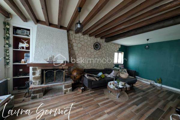 À la recherche d'une maison familiale à la campagne ou d'un projet de rénovation avec un beau potentiel ? Venez découvrir cette maison située sur la commune de Theillay, offrant un cadre paisible et un terrain entièrement clos de 1 150 m².

D'une superficie d'environ 115 m², cette maison se compose au rez-de-chaussée d'une entrée, d'une cuisine aménagée et équipée, d'un vaste salon-séjour, d'une salle d'eau, d'un WC indépendant, une buanderie, ainsi que de deux chambres en enfilade.

À l'étage, un palier dessert quatre chambres, une salle de bains avec WC,  offrant de beaux volumes pour accueillir une grande famille ou recevoir.

À l'extérieur, vous profiterez de nombreuses dépendances : garage, arrière-cuisine, débarras, appentis, chenil, ainsi que de deux terrasses. Les dépendances disposent de l'électricité, offrant de nombreuses possibilités d'aménagement ou de stockage.

Les + :
✅ 6 chambres
✅ Terrain clos de 1 150 m² avec portail manuel
✅ Cuisine aménagée et équipée
✅ Nombreuses dépendances
✅ Deux terrasses
✅ Électricité dans les dépendances
✅ Fort potentiel d'aménagement

Informations complémentaires :
Chauffage par chaudière gaz et cheminée ouverte (non tubée).
Huisseries en bois avec survitrage.

Des travaux de rénovation sont à prévoir, notamment la toiture, et à l'intérieur, permettant de repenser cette maison selon vos envies.
Une maison offrant de beaux volumes et un fort potentiel, idéale pour les amoureux de la campagne, les familles nombreuses ou les personnes souhaitant créer un lieu de vie à leur image. 

Idéalement située, la maison bénéficie d'un emplacement permettant de concilier le calme de la campagne et la proximité des grands axes. Elle se trouve à environ 15 minutes de Vierzon et de sa gare SNCF, à 40 minutes de Bourges et à 2 h 30 de Paris en voiture, offrant ainsi un accès pratique pour les déplacements quotidiens comme pour les week-ends.