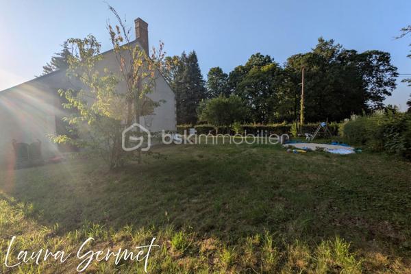 À la recherche d'une maison familiale à la campagne ou d'un projet de rénovation avec un beau potentiel ? Venez découvrir cette maison située sur la commune de Theillay, offrant un cadre paisible et un terrain entièrement clos de 1 150 m².

D'une superficie d'environ 115 m², cette maison se compose au rez-de-chaussée d'une entrée, d'une cuisine aménagée et équipée, d'un vaste salon-séjour, d'une salle d'eau, d'un WC indépendant, une buanderie, ainsi que de deux chambres en enfilade.

À l'étage, un palier dessert quatre chambres, une salle de bains avec WC,  offrant de beaux volumes pour accueillir une grande famille ou recevoir.

À l'extérieur, vous profiterez de nombreuses dépendances : garage, arrière-cuisine, débarras, appentis, chenil, ainsi que de deux terrasses. Les dépendances disposent de l'électricité, offrant de nombreuses possibilités d'aménagement ou de stockage.

Les + :
✅ 6 chambres
✅ Terrain clos de 1 150 m² avec portail manuel
✅ Cuisine aménagée et équipée
✅ Nombreuses dépendances
✅ Deux terrasses
✅ Électricité dans les dépendances
✅ Fort potentiel d'aménagement

Informations complémentaires :
Chauffage par chaudière gaz et cheminée ouverte (non tubée).
Huisseries en bois avec survitrage.

Des travaux de rénovation sont à prévoir, notamment la toiture, et à l'intérieur, permettant de repenser cette maison selon vos envies.
Une maison offrant de beaux volumes et un fort potentiel, idéale pour les amoureux de la campagne, les familles nombreuses ou les personnes souhaitant créer un lieu de vie à leur image. 

Idéalement située, la maison bénéficie d'un emplacement permettant de concilier le calme de la campagne et la proximité des grands axes. Elle se trouve à environ 15 minutes de Vierzon et de sa gare SNCF, à 40 minutes de Bourges et à 2 h 30 de Paris en voiture, offrant ainsi un accès pratique pour les déplacements quotidiens comme pour les week-ends.