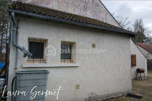 À la recherche d'une maison familiale à la campagne ou d'un projet de rénovation avec un beau potentiel ? Venez découvrir cette maison située sur la commune de Theillay, offrant un cadre paisible et un terrain entièrement clos de 1 150 m².

D'une superficie d'environ 115 m², cette maison se compose au rez-de-chaussée d'une entrée, d'une cuisine aménagée et équipée, d'un vaste salon-séjour, d'une salle d'eau, d'un WC indépendant, une buanderie, ainsi que de deux chambres en enfilade.

À l'étage, un palier dessert quatre chambres, une salle de bains avec WC,  offrant de beaux volumes pour accueillir une grande famille ou recevoir.

À l'extérieur, vous profiterez de nombreuses dépendances : garage, arrière-cuisine, débarras, appentis, chenil, ainsi que de deux terrasses. Les dépendances disposent de l'électricité, offrant de nombreuses possibilités d'aménagement ou de stockage.

Les + :
✅ 6 chambres
✅ Terrain clos de 1 150 m² avec portail manuel
✅ Cuisine aménagée et équipée
✅ Nombreuses dépendances
✅ Deux terrasses
✅ Électricité dans les dépendances
✅ Fort potentiel d'aménagement

Informations complémentaires :
Chauffage par chaudière gaz et cheminée ouverte (non tubée).
Huisseries en bois avec survitrage.

Des travaux de rénovation sont à prévoir, notamment la toiture, et à l'intérieur, permettant de repenser cette maison selon vos envies.
Une maison offrant de beaux volumes et un fort potentiel, idéale pour les amoureux de la campagne, les familles nombreuses ou les personnes souhaitant créer un lieu de vie à leur image. 

Idéalement située, la maison bénéficie d'un emplacement permettant de concilier le calme de la campagne et la proximité des grands axes. Elle se trouve à environ 15 minutes de Vierzon et de sa gare SNCF, à 40 minutes de Bourges et à 2 h 30 de Paris en voiture, offrant ainsi un accès pratique pour les déplacements quotidiens comme pour les week-ends.