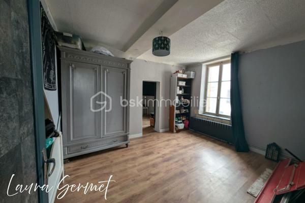 À la recherche d'une maison familiale à la campagne ou d'un projet de rénovation avec un beau potentiel ? Venez découvrir cette maison située sur la commune de Theillay, offrant un cadre paisible et un terrain entièrement clos de 1 150 m².

D'une superficie d'environ 115 m², cette maison se compose au rez-de-chaussée d'une entrée, d'une cuisine aménagée et équipée, d'un vaste salon-séjour, d'une salle d'eau, d'un WC indépendant, une buanderie, ainsi que de deux chambres en enfilade.

À l'étage, un palier dessert quatre chambres, une salle de bains avec WC,  offrant de beaux volumes pour accueillir une grande famille ou recevoir.

À l'extérieur, vous profiterez de nombreuses dépendances : garage, arrière-cuisine, débarras, appentis, chenil, ainsi que de deux terrasses. Les dépendances disposent de l'électricité, offrant de nombreuses possibilités d'aménagement ou de stockage.

Les + :
✅ 6 chambres
✅ Terrain clos de 1 150 m² avec portail manuel
✅ Cuisine aménagée et équipée
✅ Nombreuses dépendances
✅ Deux terrasses
✅ Électricité dans les dépendances
✅ Fort potentiel d'aménagement

Informations complémentaires :
Chauffage par chaudière gaz et cheminée ouverte (non tubée).
Huisseries en bois avec survitrage.

Des travaux de rénovation sont à prévoir, notamment la toiture, et à l'intérieur, permettant de repenser cette maison selon vos envies.
Une maison offrant de beaux volumes et un fort potentiel, idéale pour les amoureux de la campagne, les familles nombreuses ou les personnes souhaitant créer un lieu de vie à leur image. 

Idéalement située, la maison bénéficie d'un emplacement permettant de concilier le calme de la campagne et la proximité des grands axes. Elle se trouve à environ 15 minutes de Vierzon et de sa gare SNCF, à 40 minutes de Bourges et à 2 h 30 de Paris en voiture, offrant ainsi un accès pratique pour les déplacements quotidiens comme pour les week-ends.