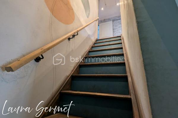 À la recherche d'une maison familiale à la campagne ou d'un projet de rénovation avec un beau potentiel ? Venez découvrir cette maison située sur la commune de Theillay, offrant un cadre paisible et un terrain entièrement clos de 1 150 m².

D'une superficie d'environ 115 m², cette maison se compose au rez-de-chaussée d'une entrée, d'une cuisine aménagée et équipée, d'un vaste salon-séjour, d'une salle d'eau, d'un WC indépendant, une buanderie, ainsi que de deux chambres en enfilade.

À l'étage, un palier dessert quatre chambres, une salle de bains avec WC,  offrant de beaux volumes pour accueillir une grande famille ou recevoir.

À l'extérieur, vous profiterez de nombreuses dépendances : garage, arrière-cuisine, débarras, appentis, chenil, ainsi que de deux terrasses. Les dépendances disposent de l'électricité, offrant de nombreuses possibilités d'aménagement ou de stockage.

Les + :
✅ 6 chambres
✅ Terrain clos de 1 150 m² avec portail manuel
✅ Cuisine aménagée et équipée
✅ Nombreuses dépendances
✅ Deux terrasses
✅ Électricité dans les dépendances
✅ Fort potentiel d'aménagement

Informations complémentaires :
Chauffage par chaudière gaz et cheminée ouverte (non tubée).
Huisseries en bois avec survitrage.

Des travaux de rénovation sont à prévoir, notamment la toiture, et à l'intérieur, permettant de repenser cette maison selon vos envies.
Une maison offrant de beaux volumes et un fort potentiel, idéale pour les amoureux de la campagne, les familles nombreuses ou les personnes souhaitant créer un lieu de vie à leur image. 

Idéalement située, la maison bénéficie d'un emplacement permettant de concilier le calme de la campagne et la proximité des grands axes. Elle se trouve à environ 15 minutes de Vierzon et de sa gare SNCF, à 40 minutes de Bourges et à 2 h 30 de Paris en voiture, offrant ainsi un accès pratique pour les déplacements quotidiens comme pour les week-ends.