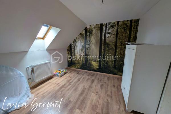 À la recherche d'une maison familiale à la campagne ou d'un projet de rénovation avec un beau potentiel ? Venez découvrir cette maison située sur la commune de Theillay, offrant un cadre paisible et un terrain entièrement clos de 1 150 m².

D'une superficie d'environ 115 m², cette maison se compose au rez-de-chaussée d'une entrée, d'une cuisine aménagée et équipée, d'un vaste salon-séjour, d'une salle d'eau, d'un WC indépendant, une buanderie, ainsi que de deux chambres en enfilade.

À l'étage, un palier dessert quatre chambres, une salle de bains avec WC,  offrant de beaux volumes pour accueillir une grande famille ou recevoir.

À l'extérieur, vous profiterez de nombreuses dépendances : garage, arrière-cuisine, débarras, appentis, chenil, ainsi que de deux terrasses. Les dépendances disposent de l'électricité, offrant de nombreuses possibilités d'aménagement ou de stockage.

Les + :
✅ 6 chambres
✅ Terrain clos de 1 150 m² avec portail manuel
✅ Cuisine aménagée et équipée
✅ Nombreuses dépendances
✅ Deux terrasses
✅ Électricité dans les dépendances
✅ Fort potentiel d'aménagement

Informations complémentaires :
Chauffage par chaudière gaz et cheminée ouverte (non tubée).
Huisseries en bois avec survitrage.

Des travaux de rénovation sont à prévoir, notamment la toiture, et à l'intérieur, permettant de repenser cette maison selon vos envies.
Une maison offrant de beaux volumes et un fort potentiel, idéale pour les amoureux de la campagne, les familles nombreuses ou les personnes souhaitant créer un lieu de vie à leur image. 

Idéalement située, la maison bénéficie d'un emplacement permettant de concilier le calme de la campagne et la proximité des grands axes. Elle se trouve à environ 15 minutes de Vierzon et de sa gare SNCF, à 40 minutes de Bourges et à 2 h 30 de Paris en voiture, offrant ainsi un accès pratique pour les déplacements quotidiens comme pour les week-ends.