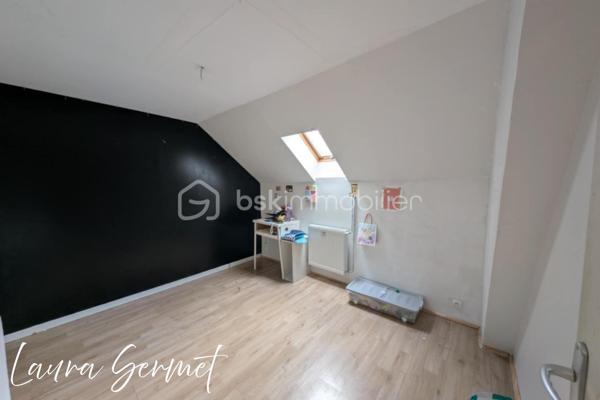 À la recherche d'une maison familiale à la campagne ou d'un projet de rénovation avec un beau potentiel ? Venez découvrir cette maison située sur la commune de Theillay, offrant un cadre paisible et un terrain entièrement clos de 1 150 m².

D'une superficie d'environ 115 m², cette maison se compose au rez-de-chaussée d'une entrée, d'une cuisine aménagée et équipée, d'un vaste salon-séjour, d'une salle d'eau, d'un WC indépendant, une buanderie, ainsi que de deux chambres en enfilade.

À l'étage, un palier dessert quatre chambres, une salle de bains avec WC,  offrant de beaux volumes pour accueillir une grande famille ou recevoir.

À l'extérieur, vous profiterez de nombreuses dépendances : garage, arrière-cuisine, débarras, appentis, chenil, ainsi que de deux terrasses. Les dépendances disposent de l'électricité, offrant de nombreuses possibilités d'aménagement ou de stockage.

Les + :
✅ 6 chambres
✅ Terrain clos de 1 150 m² avec portail manuel
✅ Cuisine aménagée et équipée
✅ Nombreuses dépendances
✅ Deux terrasses
✅ Électricité dans les dépendances
✅ Fort potentiel d'aménagement

Informations complémentaires :
Chauffage par chaudière gaz et cheminée ouverte (non tubée).
Huisseries en bois avec survitrage.

Des travaux de rénovation sont à prévoir, notamment la toiture, et à l'intérieur, permettant de repenser cette maison selon vos envies.
Une maison offrant de beaux volumes et un fort potentiel, idéale pour les amoureux de la campagne, les familles nombreuses ou les personnes souhaitant créer un lieu de vie à leur image. 

Idéalement située, la maison bénéficie d'un emplacement permettant de concilier le calme de la campagne et la proximité des grands axes. Elle se trouve à environ 15 minutes de Vierzon et de sa gare SNCF, à 40 minutes de Bourges et à 2 h 30 de Paris en voiture, offrant ainsi un accès pratique pour les déplacements quotidiens comme pour les week-ends.