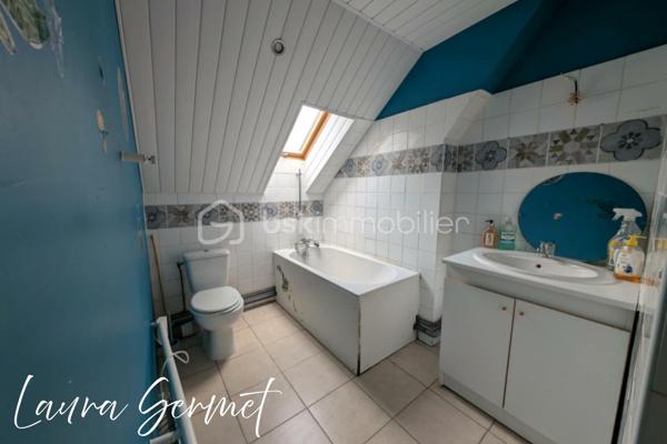 À la recherche d'une maison familiale à la campagne ou d'un projet de rénovation avec un beau potentiel ? Venez découvrir cette maison située sur la commune de Theillay, offrant un cadre paisible et un terrain entièrement clos de 1 150 m².

D'une superficie d'environ 115 m², cette maison se compose au rez-de-chaussée d'une entrée, d'une cuisine aménagée et équipée, d'un vaste salon-séjour, d'une salle d'eau, d'un WC indépendant, une buanderie, ainsi que de deux chambres en enfilade.

À l'étage, un palier dessert quatre chambres, une salle de bains avec WC,  offrant de beaux volumes pour accueillir une grande famille ou recevoir.

À l'extérieur, vous profiterez de nombreuses dépendances : garage, arrière-cuisine, débarras, appentis, chenil, ainsi que de deux terrasses. Les dépendances disposent de l'électricité, offrant de nombreuses possibilités d'aménagement ou de stockage.

Les + :
✅ 6 chambres
✅ Terrain clos de 1 150 m² avec portail manuel
✅ Cuisine aménagée et équipée
✅ Nombreuses dépendances
✅ Deux terrasses
✅ Électricité dans les dépendances
✅ Fort potentiel d'aménagement

Informations complémentaires :
Chauffage par chaudière gaz et cheminée ouverte (non tubée).
Huisseries en bois avec survitrage.

Des travaux de rénovation sont à prévoir, notamment la toiture, et à l'intérieur, permettant de repenser cette maison selon vos envies.
Une maison offrant de beaux volumes et un fort potentiel, idéale pour les amoureux de la campagne, les familles nombreuses ou les personnes souhaitant créer un lieu de vie à leur image. 

Idéalement située, la maison bénéficie d'un emplacement permettant de concilier le calme de la campagne et la proximité des grands axes. Elle se trouve à environ 15 minutes de Vierzon et de sa gare SNCF, à 40 minutes de Bourges et à 2 h 30 de Paris en voiture, offrant ainsi un accès pratique pour les déplacements quotidiens comme pour les week-ends.