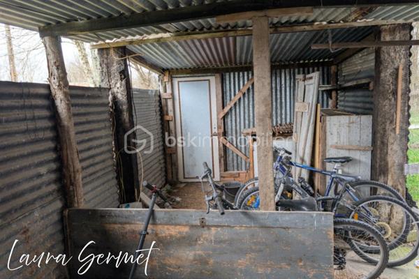 À la recherche d'une maison familiale à la campagne ou d'un projet de rénovation avec un beau potentiel ? Venez découvrir cette maison située sur la commune de Theillay, offrant un cadre paisible et un terrain entièrement clos de 1 150 m².

D'une superficie d'environ 115 m², cette maison se compose au rez-de-chaussée d'une entrée, d'une cuisine aménagée et équipée, d'un vaste salon-séjour, d'une salle d'eau, d'un WC indépendant, une buanderie, ainsi que de deux chambres en enfilade.

À l'étage, un palier dessert quatre chambres, une salle de bains avec WC,  offrant de beaux volumes pour accueillir une grande famille ou recevoir.

À l'extérieur, vous profiterez de nombreuses dépendances : garage, arrière-cuisine, débarras, appentis, chenil, ainsi que de deux terrasses. Les dépendances disposent de l'électricité, offrant de nombreuses possibilités d'aménagement ou de stockage.

Les + :
✅ 6 chambres
✅ Terrain clos de 1 150 m² avec portail manuel
✅ Cuisine aménagée et équipée
✅ Nombreuses dépendances
✅ Deux terrasses
✅ Électricité dans les dépendances
✅ Fort potentiel d'aménagement

Informations complémentaires :
Chauffage par chaudière gaz et cheminée ouverte (non tubée).
Huisseries en bois avec survitrage.

Des travaux de rénovation sont à prévoir, notamment la toiture, et à l'intérieur, permettant de repenser cette maison selon vos envies.
Une maison offrant de beaux volumes et un fort potentiel, idéale pour les amoureux de la campagne, les familles nombreuses ou les personnes souhaitant créer un lieu de vie à leur image. 

Idéalement située, la maison bénéficie d'un emplacement permettant de concilier le calme de la campagne et la proximité des grands axes. Elle se trouve à environ 15 minutes de Vierzon et de sa gare SNCF, à 40 minutes de Bourges et à 2 h 30 de Paris en voiture, offrant ainsi un accès pratique pour les déplacements quotidiens comme pour les week-ends.