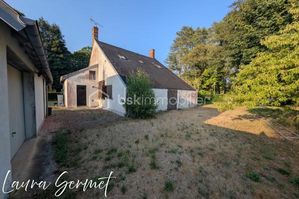 À la recherche d'une maison familiale à la campagne ou d'un projet de rénovation avec un beau potentiel ? Venez découvrir cette maison située sur la commune de Theillay, offrant un cadre paisible et un terrain entièrement clos de 1 150 m².

D'une superficie d'environ 115 m², cette maison se compose au rez-de-chaussée d'une entrée, d'une cuisine aménagée et équipée, d'un vaste salon-séjour, d'une salle d'eau, d'un WC indépendant, une buanderie, ainsi que de deux chambres en enfilade.

À l'étage, un palier dessert quatre chambres, une salle de bains avec WC,  offrant de beaux volumes pour accueillir une grande famille ou recevoir.

À l'extérieur, vous profiterez de nombreuses dépendances : garage, arrière-cuisine, débarras, appentis, chenil, ainsi que de deux terrasses. Les dépendances disposent de l'électricité, offrant de nombreuses possibilités d'aménagement ou de stockage.

Les + :
✅ 6 chambres
✅ Terrain clos de 1 150 m² avec portail manuel
✅ Cuisine aménagée et équipée
✅ Nombreuses dépendances
✅ Deux terrasses
✅ Électricité dans les dépendances
✅ Fort potentiel d'aménagement

Informations complémentaires :
Chauffage par chaudière gaz et cheminée ouverte (non tubée).
Huisseries en bois avec survitrage.

Des travaux de rénovation sont à prévoir, notamment la toiture, et à l'intérieur, permettant de repenser cette maison selon vos envies.
Une maison offrant de beaux volumes et un fort potentiel, idéale pour les amoureux de la campagne, les familles nombreuses ou les personnes souhaitant créer un lieu de vie à leur image. 

Idéalement située, la maison bénéficie d'un emplacement permettant de concilier le calme de la campagne et la proximité des grands axes. Elle se trouve à environ 15 minutes de Vierzon et de sa gare SNCF, à 40 minutes de Bourges et à 2 h 30 de Paris en voiture, offrant ainsi un accès pratique pour les déplacements quotidiens comme pour les week-ends.