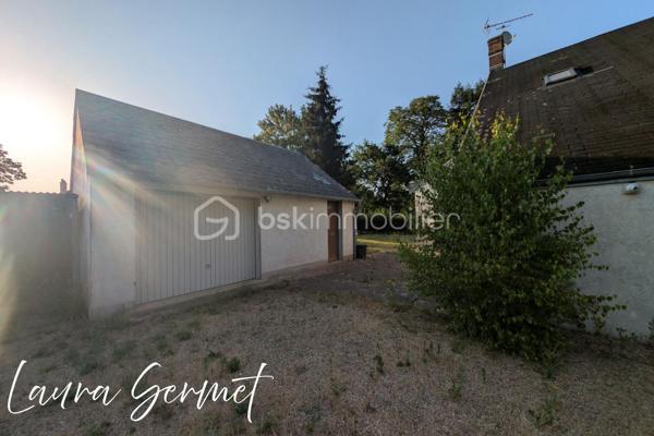 À la recherche d'une maison familiale à la campagne ou d'un projet de rénovation avec un beau potentiel ? Venez découvrir cette maison située sur la commune de Theillay, offrant un cadre paisible et un terrain entièrement clos de 1 150 m².

D'une superficie d'environ 115 m², cette maison se compose au rez-de-chaussée d'une entrée, d'une cuisine aménagée et équipée, d'un vaste salon-séjour, d'une salle d'eau, d'un WC indépendant, une buanderie, ainsi que de deux chambres en enfilade.

À l'étage, un palier dessert quatre chambres, une salle de bains avec WC,  offrant de beaux volumes pour accueillir une grande famille ou recevoir.

À l'extérieur, vous profiterez de nombreuses dépendances : garage, arrière-cuisine, débarras, appentis, chenil, ainsi que de deux terrasses. Les dépendances disposent de l'électricité, offrant de nombreuses possibilités d'aménagement ou de stockage.

Les + :
✅ 6 chambres
✅ Terrain clos de 1 150 m² avec portail manuel
✅ Cuisine aménagée et équipée
✅ Nombreuses dépendances
✅ Deux terrasses
✅ Électricité dans les dépendances
✅ Fort potentiel d'aménagement

Informations complémentaires :
Chauffage par chaudière gaz et cheminée ouverte (non tubée).
Huisseries en bois avec survitrage.

Des travaux de rénovation sont à prévoir, notamment la toiture, et à l'intérieur, permettant de repenser cette maison selon vos envies.
Une maison offrant de beaux volumes et un fort potentiel, idéale pour les amoureux de la campagne, les familles nombreuses ou les personnes souhaitant créer un lieu de vie à leur image. 

Idéalement située, la maison bénéficie d'un emplacement permettant de concilier le calme de la campagne et la proximité des grands axes. Elle se trouve à environ 15 minutes de Vierzon et de sa gare SNCF, à 40 minutes de Bourges et à 2 h 30 de Paris en voiture, offrant ainsi un accès pratique pour les déplacements quotidiens comme pour les week-ends.