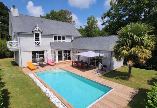 Dans un environnement verdoyant, calme et parfaitement préservé des regards, découvrez cette élégante maison familiale de 188 m², édifiée en 2009 sur un terrain clos et arboré de 884 m². 
Elle séduit par ses volumes généreux et ses prestations de qualité.
- Dès l’entrée, vous serez charmé par une vaste pièce de vie d’environ 60 m², lumineuse et conviviale, comprenant une cuisine ouverte et un accès direct à une terrasse idéalement exposée plein sud. 
Les larges baies vitrées renforcent cette sensation d’espace et de lumière.
 À l’extérieur, la terrasse s’ouvre sur une piscine équipée d’une nage à contre-courant et de jets de massage, offrant un véritable espace de détente pour profiter pleinement des beaux jours.
La maison permet une vie de plain-pied grâce à une chambre avec salle d’eau et entrée indépendante, idéale pour une activité professionnelle ou pour recevoir famille et amis en toute autonomie.

- À l’étage, vous trouverez une suite parentale avec dressing et salle d’eau privative, ainsi que trois chambres supplémentaires, dont deux avec balcon commun et un WC indépendant.

Le sous-sol complet propose de beaux espaces fonctionnels : garage, buanderie, local technique et cave à vin.
Le chauffage par géothermie forage assure confort et performance énergétique au quotidien.

Je suis déjà sur place - Mr CHASSIN – 06 71 83 14 47