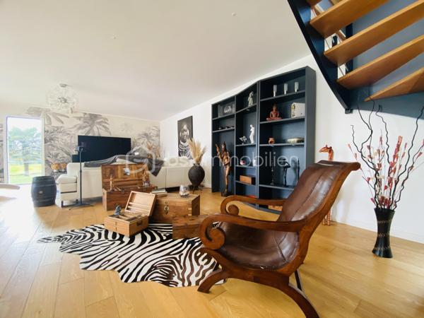 Dans un environnement verdoyant, calme et parfaitement préservé des regards, découvrez cette élégante maison familiale de 188 m², édifiée en 2009 sur un terrain clos et arboré de 884 m². 
Elle séduit par ses volumes généreux et ses prestations de qualité.
- Dès l’entrée, vous serez charmé par une vaste pièce de vie d’environ 60 m², lumineuse et conviviale, comprenant une cuisine ouverte et un accès direct à une terrasse idéalement exposée plein sud. 
Les larges baies vitrées renforcent cette sensation d’espace et de lumière.
 À l’extérieur, la terrasse s’ouvre sur une piscine équipée d’une nage à contre-courant et de jets de massage, offrant un véritable espace de détente pour profiter pleinement des beaux jours.
La maison permet une vie de plain-pied grâce à une chambre avec salle d’eau et entrée indépendante, idéale pour une activité professionnelle ou pour recevoir famille et amis en toute autonomie.

- À l’étage, vous trouverez une suite parentale avec dressing et salle d’eau privative, ainsi que trois chambres supplémentaires, dont deux avec balcon commun et un WC indépendant.

Le sous-sol complet propose de beaux espaces fonctionnels : garage, buanderie, local technique et cave à vin.
Le chauffage par géothermie forage assure confort et performance énergétique au quotidien.

Je suis déjà sur place - Mr CHASSIN – 06 71 83 14 47