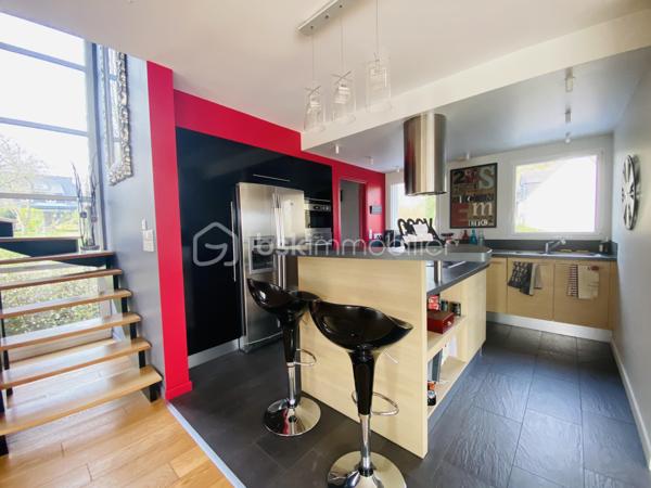 Dans un environnement verdoyant, calme et parfaitement préservé des regards, découvrez cette élégante maison familiale de 188 m², édifiée en 2009 sur un terrain clos et arboré de 884 m². 
Elle séduit par ses volumes généreux et ses prestations de qualité.
- Dès l’entrée, vous serez charmé par une vaste pièce de vie d’environ 60 m², lumineuse et conviviale, comprenant une cuisine ouverte et un accès direct à une terrasse idéalement exposée plein sud. 
Les larges baies vitrées renforcent cette sensation d’espace et de lumière.
 À l’extérieur, la terrasse s’ouvre sur une piscine équipée d’une nage à contre-courant et de jets de massage, offrant un véritable espace de détente pour profiter pleinement des beaux jours.
La maison permet une vie de plain-pied grâce à une chambre avec salle d’eau et entrée indépendante, idéale pour une activité professionnelle ou pour recevoir famille et amis en toute autonomie.

- À l’étage, vous trouverez une suite parentale avec dressing et salle d’eau privative, ainsi que trois chambres supplémentaires, dont deux avec balcon commun et un WC indépendant.

Le sous-sol complet propose de beaux espaces fonctionnels : garage, buanderie, local technique et cave à vin.
Le chauffage par géothermie forage assure confort et performance énergétique au quotidien.

Je suis déjà sur place - Mr CHASSIN – 06 71 83 14 47