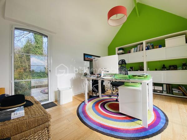 Dans un environnement verdoyant, calme et parfaitement préservé des regards, découvrez cette élégante maison familiale de 188 m², édifiée en 2009 sur un terrain clos et arboré de 884 m². 
Elle séduit par ses volumes généreux et ses prestations de qualité.
- Dès l’entrée, vous serez charmé par une vaste pièce de vie d’environ 60 m², lumineuse et conviviale, comprenant une cuisine ouverte et un accès direct à une terrasse idéalement exposée plein sud. 
Les larges baies vitrées renforcent cette sensation d’espace et de lumière.
 À l’extérieur, la terrasse s’ouvre sur une piscine équipée d’une nage à contre-courant et de jets de massage, offrant un véritable espace de détente pour profiter pleinement des beaux jours.
La maison permet une vie de plain-pied grâce à une chambre avec salle d’eau et entrée indépendante, idéale pour une activité professionnelle ou pour recevoir famille et amis en toute autonomie.

- À l’étage, vous trouverez une suite parentale avec dressing et salle d’eau privative, ainsi que trois chambres supplémentaires, dont deux avec balcon commun et un WC indépendant.

Le sous-sol complet propose de beaux espaces fonctionnels : garage, buanderie, local technique et cave à vin.
Le chauffage par géothermie forage assure confort et performance énergétique au quotidien.

Je suis déjà sur place - Mr CHASSIN – 06 71 83 14 47
