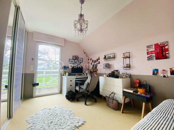 Dans un environnement verdoyant, calme et parfaitement préservé des regards, découvrez cette élégante maison familiale de 188 m², édifiée en 2009 sur un terrain clos et arboré de 884 m². 
Elle séduit par ses volumes généreux et ses prestations de qualité.
- Dès l’entrée, vous serez charmé par une vaste pièce de vie d’environ 60 m², lumineuse et conviviale, comprenant une cuisine ouverte et un accès direct à une terrasse idéalement exposée plein sud. 
Les larges baies vitrées renforcent cette sensation d’espace et de lumière.
 À l’extérieur, la terrasse s’ouvre sur une piscine équipée d’une nage à contre-courant et de jets de massage, offrant un véritable espace de détente pour profiter pleinement des beaux jours.
La maison permet une vie de plain-pied grâce à une chambre avec salle d’eau et entrée indépendante, idéale pour une activité professionnelle ou pour recevoir famille et amis en toute autonomie.

- À l’étage, vous trouverez une suite parentale avec dressing et salle d’eau privative, ainsi que trois chambres supplémentaires, dont deux avec balcon commun et un WC indépendant.

Le sous-sol complet propose de beaux espaces fonctionnels : garage, buanderie, local technique et cave à vin.
Le chauffage par géothermie forage assure confort et performance énergétique au quotidien.

Je suis déjà sur place - Mr CHASSIN – 06 71 83 14 47