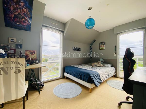 Dans un environnement verdoyant, calme et parfaitement préservé des regards, découvrez cette élégante maison familiale de 188 m², édifiée en 2009 sur un terrain clos et arboré de 884 m². 
Elle séduit par ses volumes généreux et ses prestations de qualité.
- Dès l’entrée, vous serez charmé par une vaste pièce de vie d’environ 60 m², lumineuse et conviviale, comprenant une cuisine ouverte et un accès direct à une terrasse idéalement exposée plein sud. 
Les larges baies vitrées renforcent cette sensation d’espace et de lumière.
 À l’extérieur, la terrasse s’ouvre sur une piscine équipée d’une nage à contre-courant et de jets de massage, offrant un véritable espace de détente pour profiter pleinement des beaux jours.
La maison permet une vie de plain-pied grâce à une chambre avec salle d’eau et entrée indépendante, idéale pour une activité professionnelle ou pour recevoir famille et amis en toute autonomie.

- À l’étage, vous trouverez une suite parentale avec dressing et salle d’eau privative, ainsi que trois chambres supplémentaires, dont deux avec balcon commun et un WC indépendant.

Le sous-sol complet propose de beaux espaces fonctionnels : garage, buanderie, local technique et cave à vin.
Le chauffage par géothermie forage assure confort et performance énergétique au quotidien.

Je suis déjà sur place - Mr CHASSIN – 06 71 83 14 47