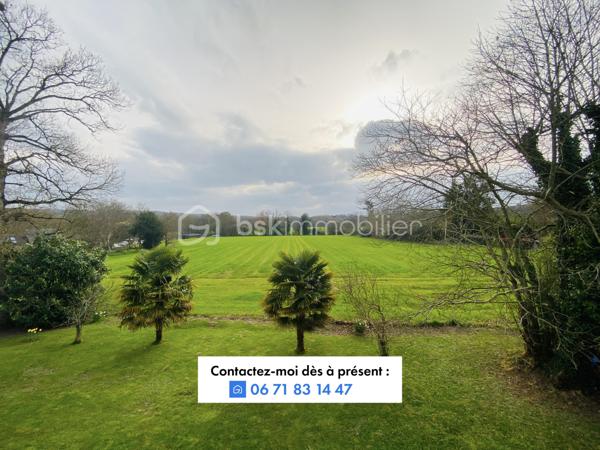 Dans un environnement verdoyant, calme et parfaitement préservé des regards, découvrez cette élégante maison familiale de 188 m², édifiée en 2009 sur un terrain clos et arboré de 884 m². 
Elle séduit par ses volumes généreux et ses prestations de qualité.
- Dès l’entrée, vous serez charmé par une vaste pièce de vie d’environ 60 m², lumineuse et conviviale, comprenant une cuisine ouverte et un accès direct à une terrasse idéalement exposée plein sud. 
Les larges baies vitrées renforcent cette sensation d’espace et de lumière.
 À l’extérieur, la terrasse s’ouvre sur une piscine équipée d’une nage à contre-courant et de jets de massage, offrant un véritable espace de détente pour profiter pleinement des beaux jours.
La maison permet une vie de plain-pied grâce à une chambre avec salle d’eau et entrée indépendante, idéale pour une activité professionnelle ou pour recevoir famille et amis en toute autonomie.

- À l’étage, vous trouverez une suite parentale avec dressing et salle d’eau privative, ainsi que trois chambres supplémentaires, dont deux avec balcon commun et un WC indépendant.

Le sous-sol complet propose de beaux espaces fonctionnels : garage, buanderie, local technique et cave à vin.
Le chauffage par géothermie forage assure confort et performance énergétique au quotidien.

Je suis déjà sur place - Mr CHASSIN – 06 71 83 14 47