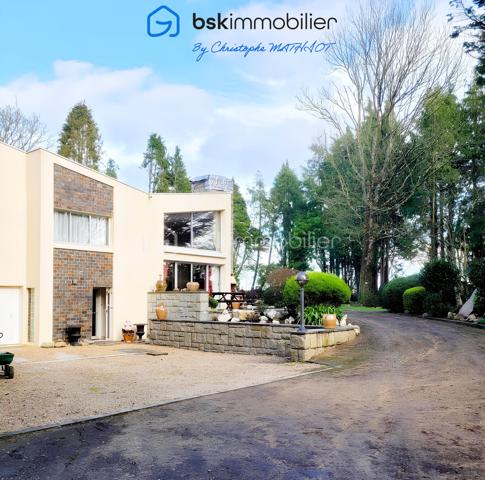 Située dans un environnement d'une rareté absolue, à seulement 10 minutes du centre-ville de Lannion et des superbes plages de Beg Léguer, découvrez cette magnifique maison d’architecte construite en 1973. Parfaitement entretenue, elle développe 158 m² habitables au cœur d'un véritable écrin de verdure de plus d'un hectare.

Dès l'arrivée, la magie opère : une majestueuse allée bordée par un étang privé vous conduit jusqu’à la propriété, garantissant calme, intimité et sérénité.
Conçue sur différents niveaux qui rythment l'espace, la maison propose un agencement fluide et des volumes généreux :
Rez-de-chaussée : Une entrée accueillante, une lingerie fonctionnelle et un premier garage intégré.
À mi-étage (Espace de vie) : Un spacieux séjour cathédrale baigné de lumière, réchauffé par une magnifique cheminée, une cuisine ouverte aménagée et équipée, ainsi qu'une première chambre avec son cabinet de toilette privatif (idéal pour les invités ou un bureau).
Espace nuit (Quelques marches plus haut) : Un couloir dessert 3 belles chambres supplémentaires, une salle de bains et un WC indépendant.

Les extérieurs :
Profitez pleinement des beaux jours grâce à une grande terrasse idéalement exposée, ouvrant sur le parc arboré. En complément du garage intégré, la propriété dispose d’un second garage indépendant, parfait pour le stockage, un atelier ou un garage à bateau.

Un cadre de vie unique sur le marché actuel. Le charme des années 70, le volume d'une maison d'architecte et la grandeur d'un parc privé aux portes de la mer.
