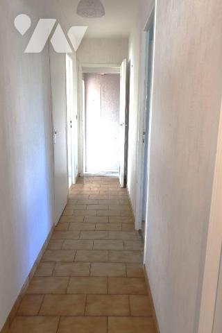 PAVILLON de plain-pied construit en 1989, env. 92m2 hab., comprenant :
. entrée dans pièce pri...