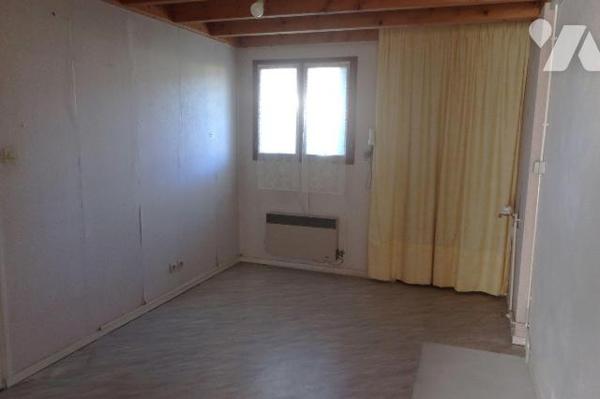 PAVILLON de plain-pied construit en 1989, env. 92m2 hab., comprenant :
. entrée dans pièce pri...