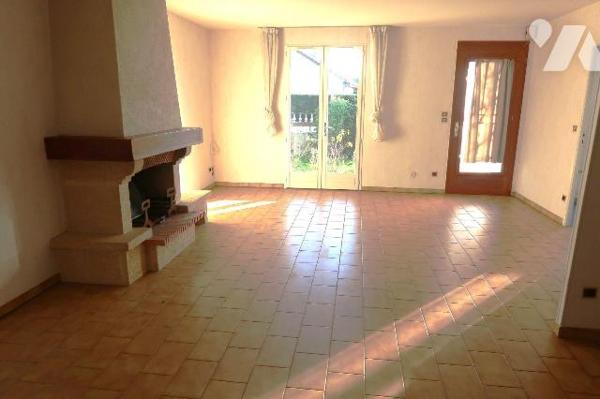 PAVILLON de plain-pied construit en 1989, env. 92m2 hab., comprenant :
. entrée dans pièce pri...