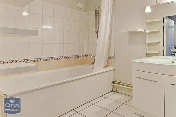 Appartement à louer 3 pièces 71.9m² Allonnes (72700)