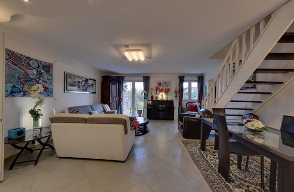 Appartement TRIPLEX CHEVRY COSSIGNY - 4 pièces 82 m2 avec garage et jardin.