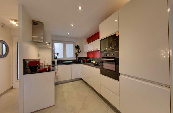 Appartement TRIPLEX CHEVRY COSSIGNY - 4 pièces 82 m2 avec garage et jardin.