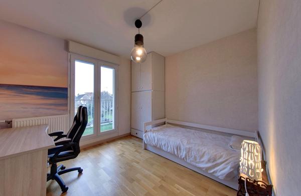 Appartement TRIPLEX CHEVRY COSSIGNY - 4 pièces 82 m2 avec garage et jardin.